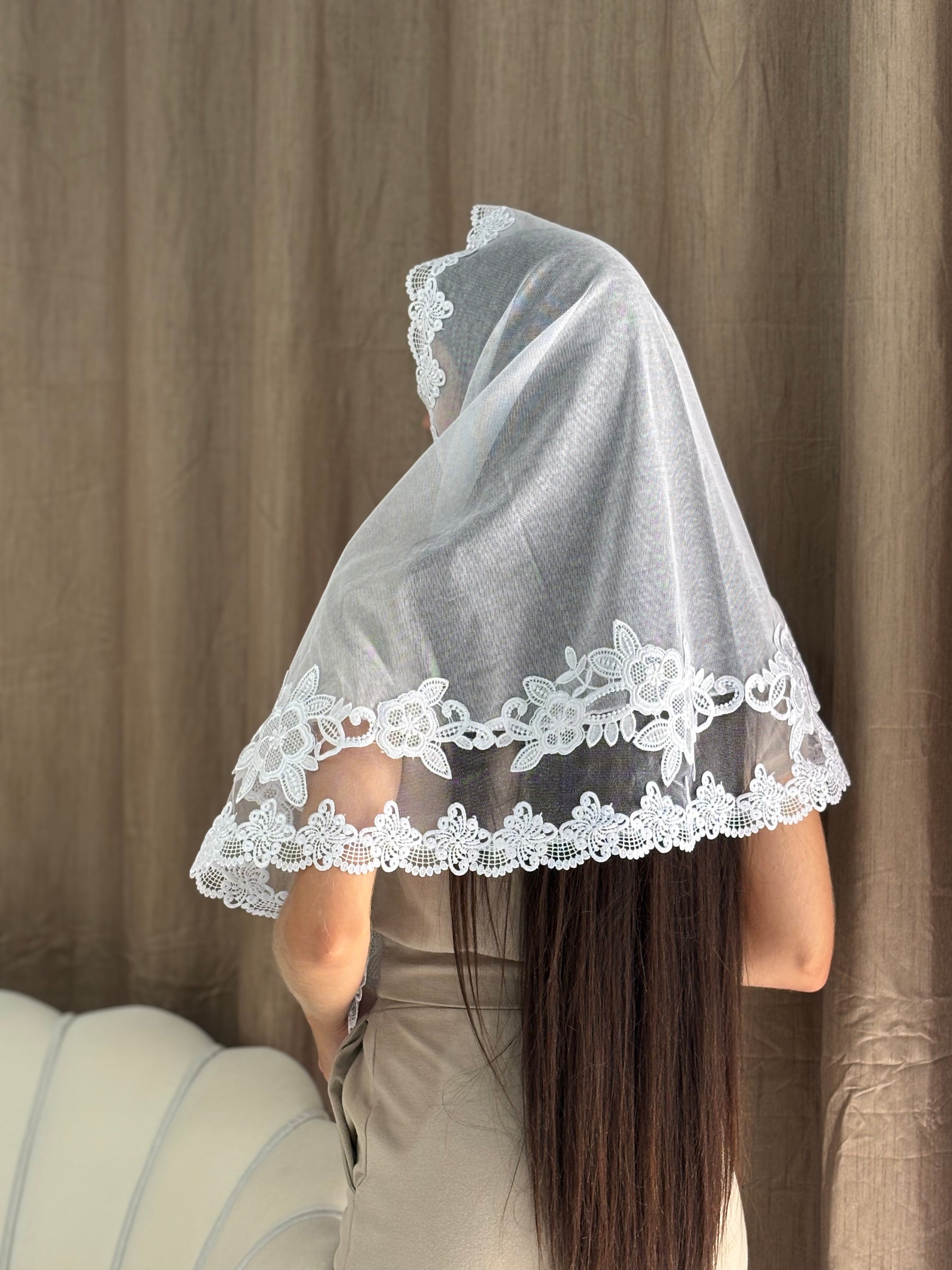 Véu CCB, com apliques no entremeio de flores - Sol