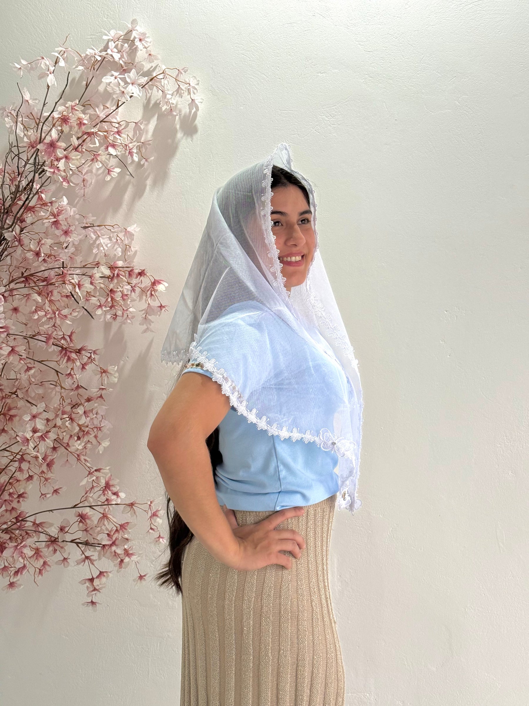 Véu CCB, com guipir estreito de borboleta, em um recorte em ondas com apliques de borboleta em 3D - Adeline