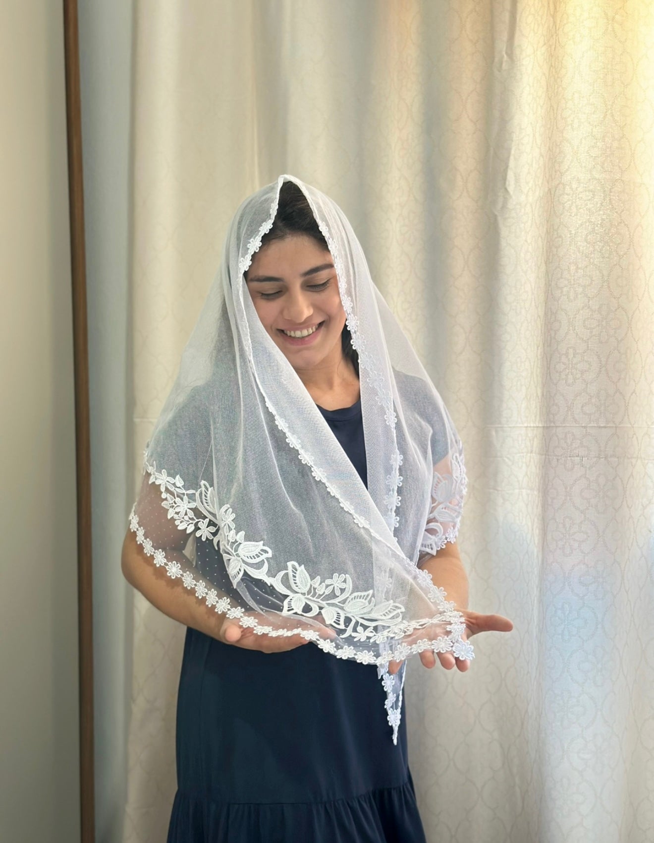 Véu CCB, com entremeio de Poá de bolinhas e apliques de flores -Josi