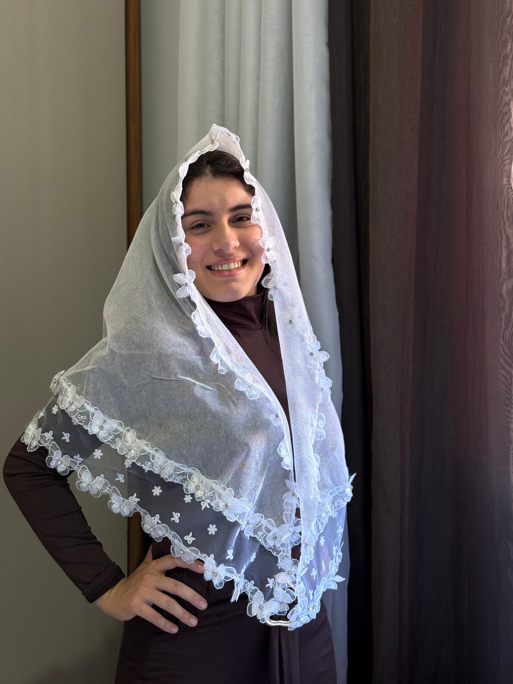 Véu CCB, com entremeio e guipir 3D de borboletas - Vitória