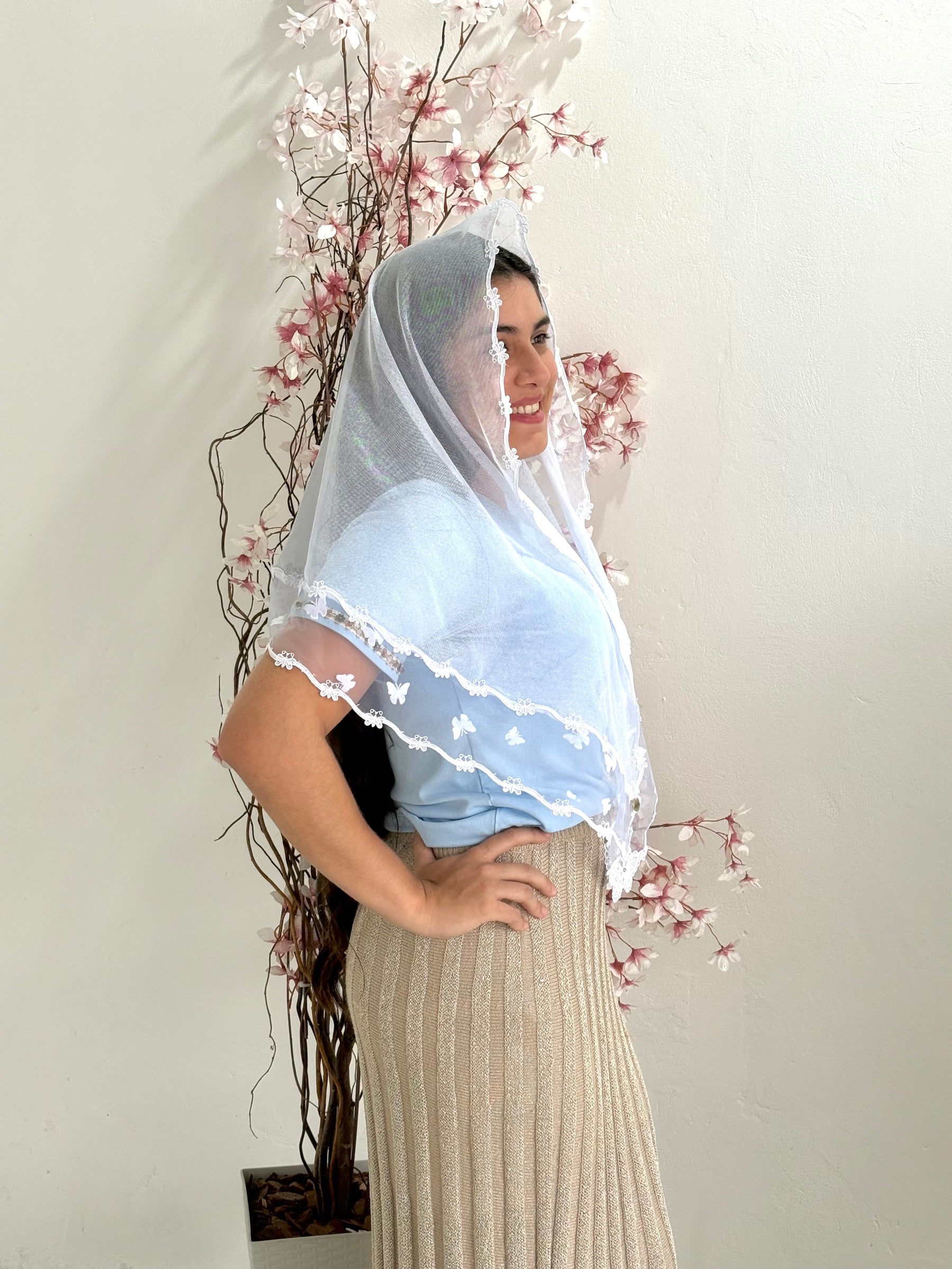 Véu CCB, em tule de algodão, com entremeio de borboletas , e guipir de borboleta estreitas - Mia