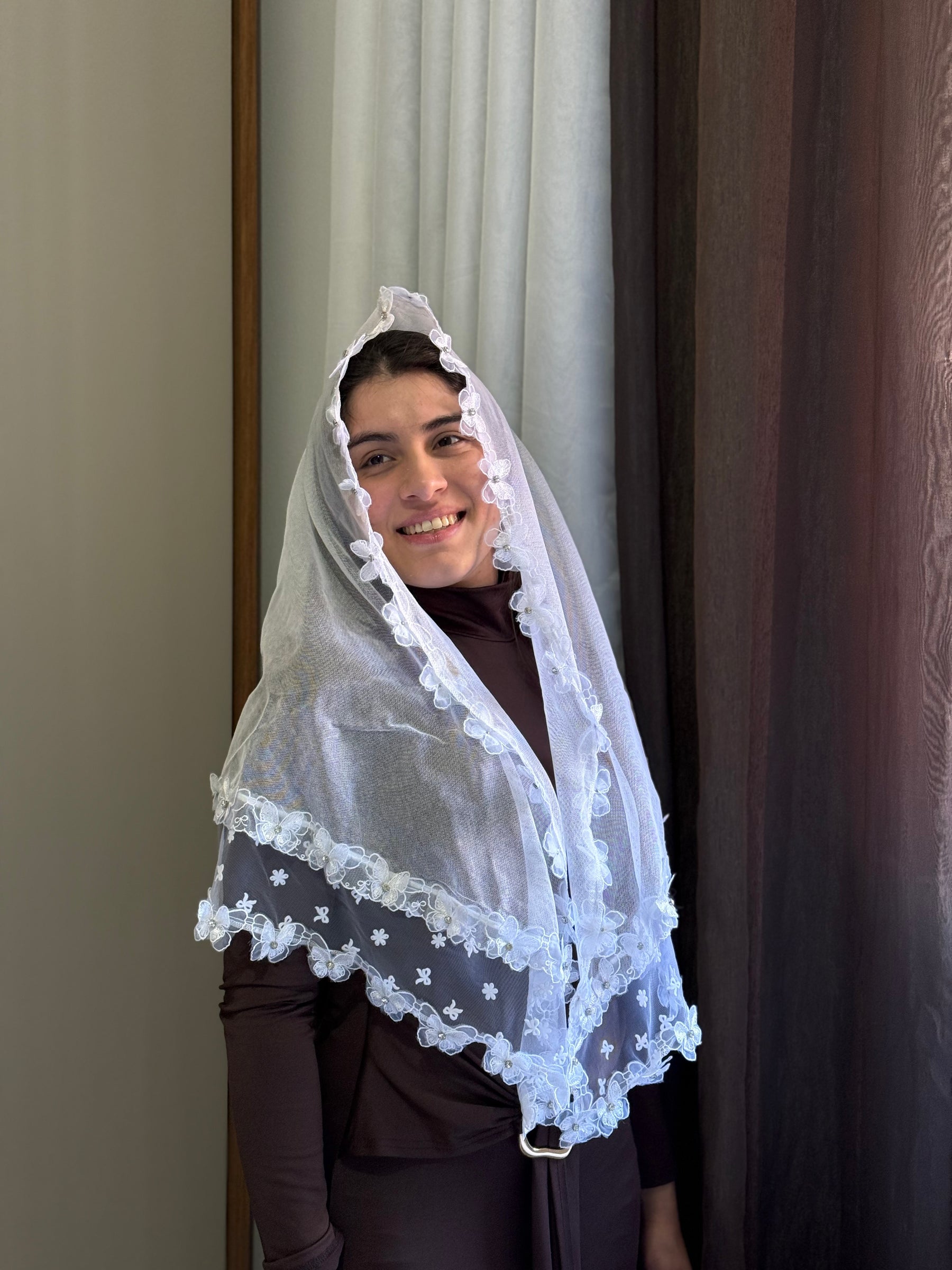 Véu CCB, com entremeio e guipir 3D de borboletas - Vitória