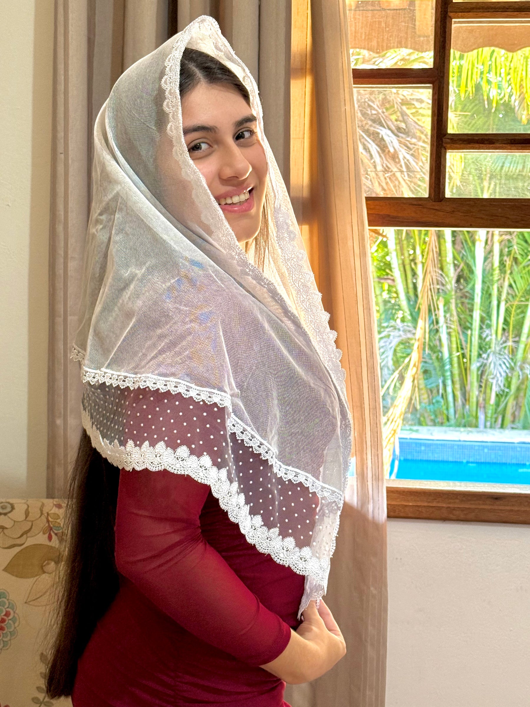 Véu CCB, com entremeio Poá de bolinhas e combinações de coração - Samira