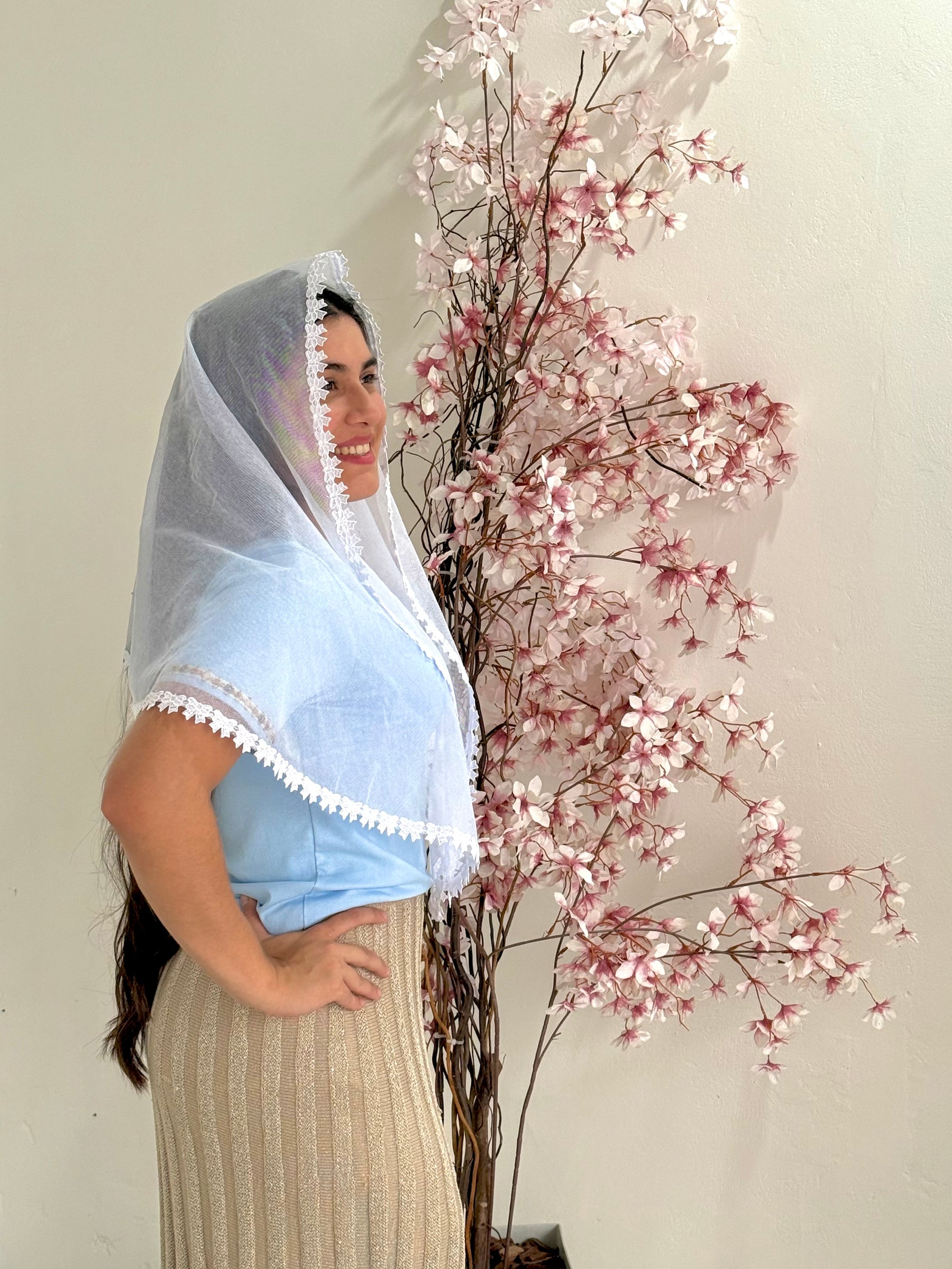 Véu CCB, com guipir estreito de laços e aplique de laço nas costas - Luna