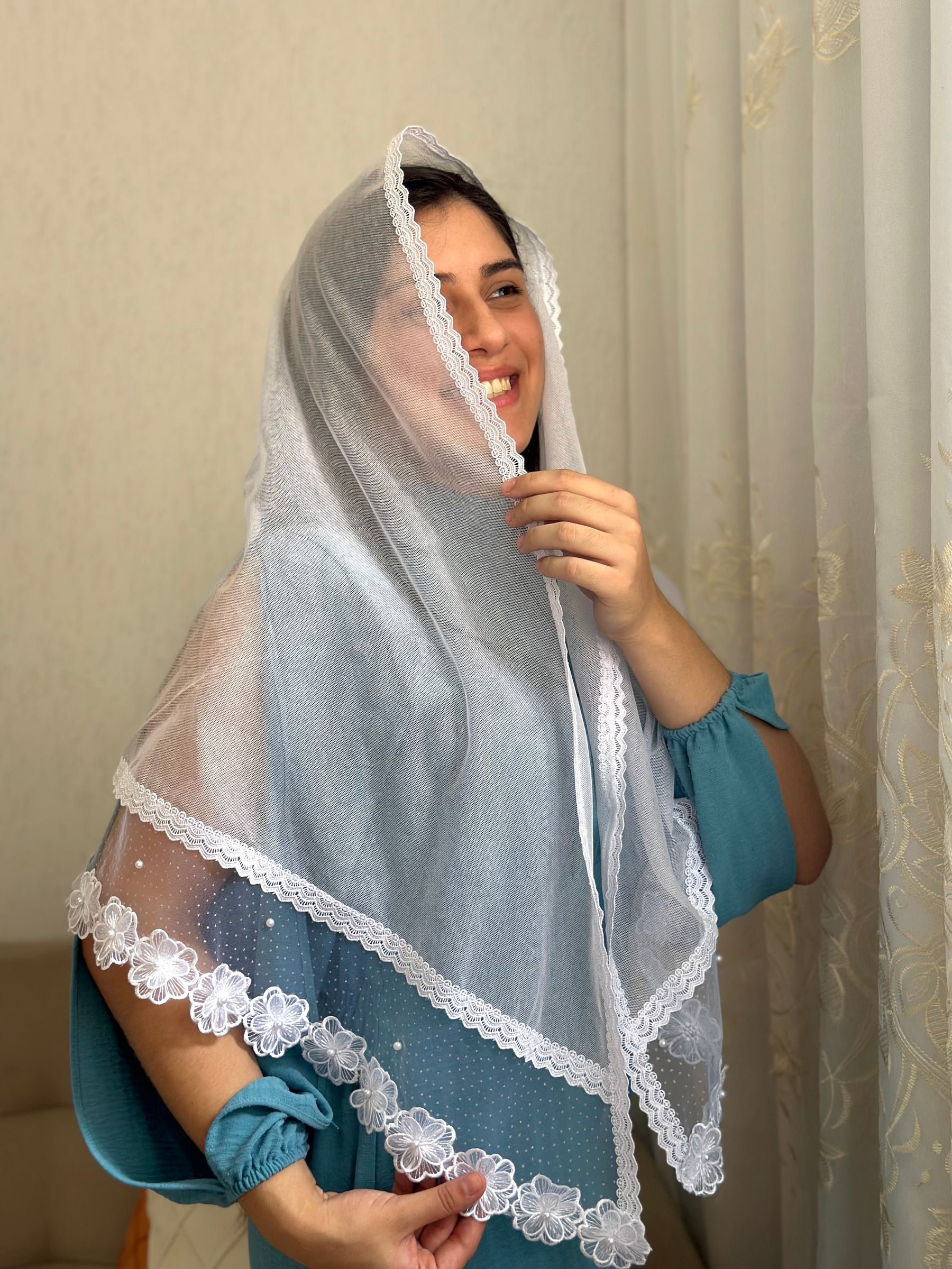 Véu CCB, com entremeio de pérolas e guipir 3D - Miriam