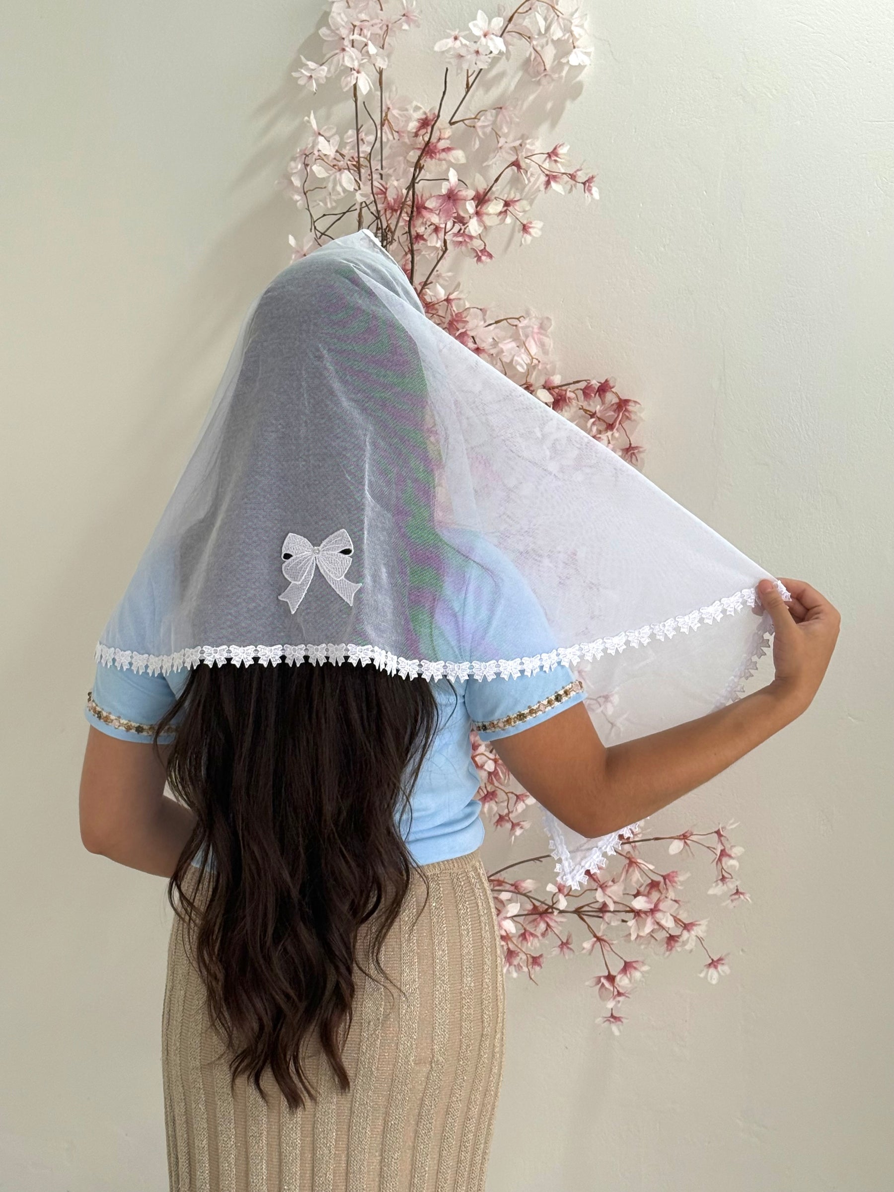 Véu CCB, com guipir estreito de laços e aplique de laço nas costas - Luna