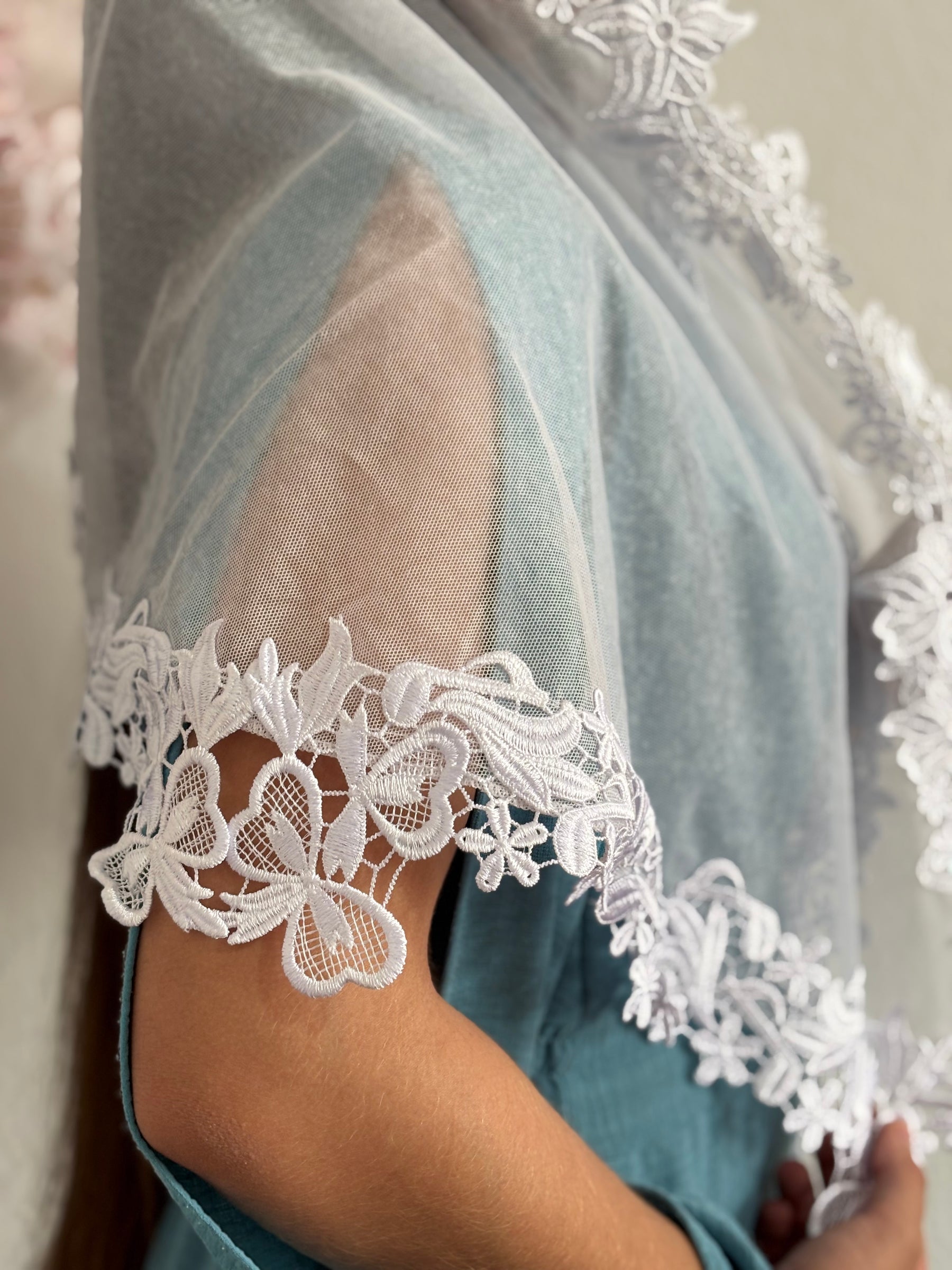 Véu CCB, com apliques de notas musicais - Flores