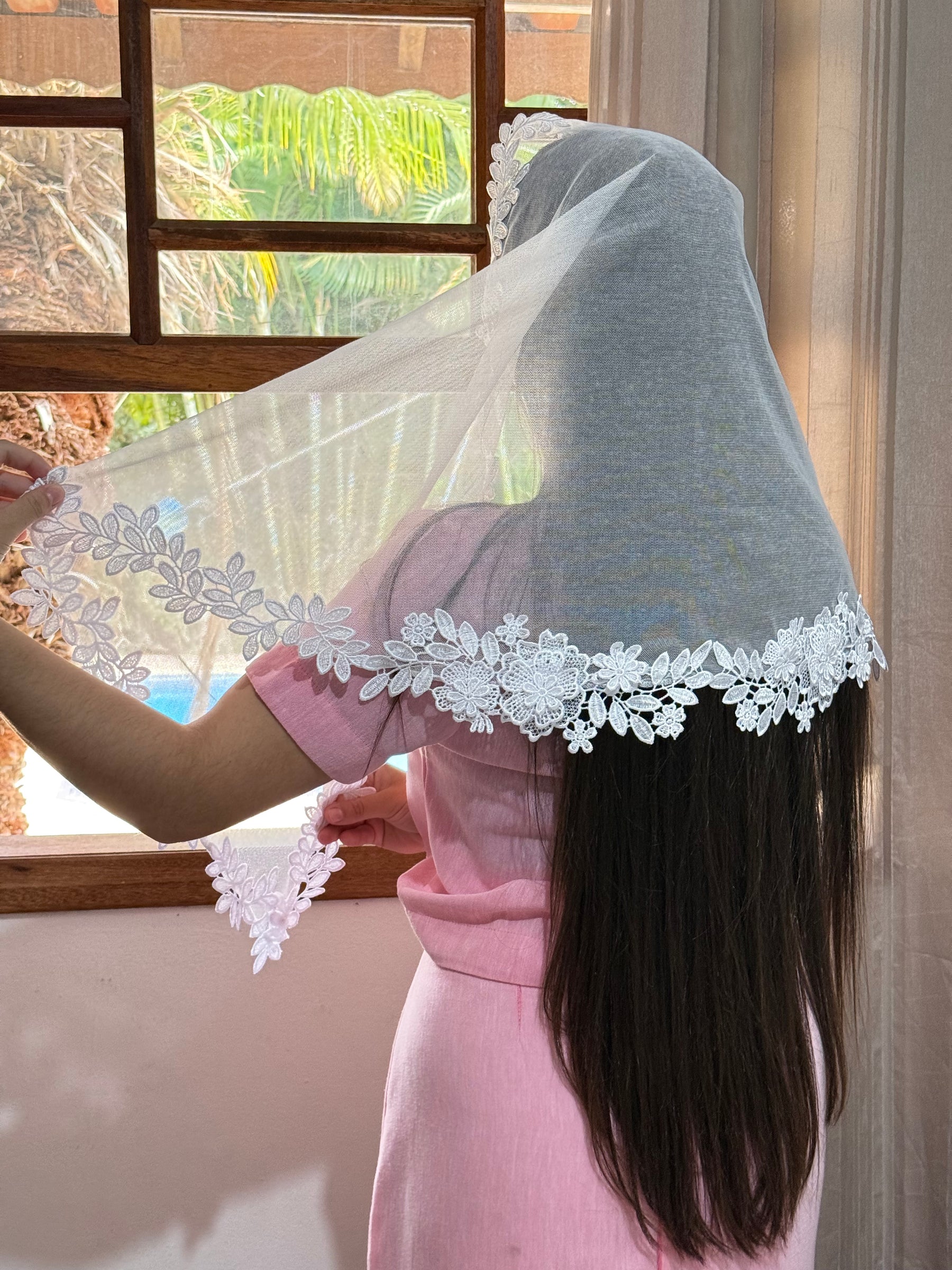 Véu CCB, com apliques nas costas de flores em 3D Natália