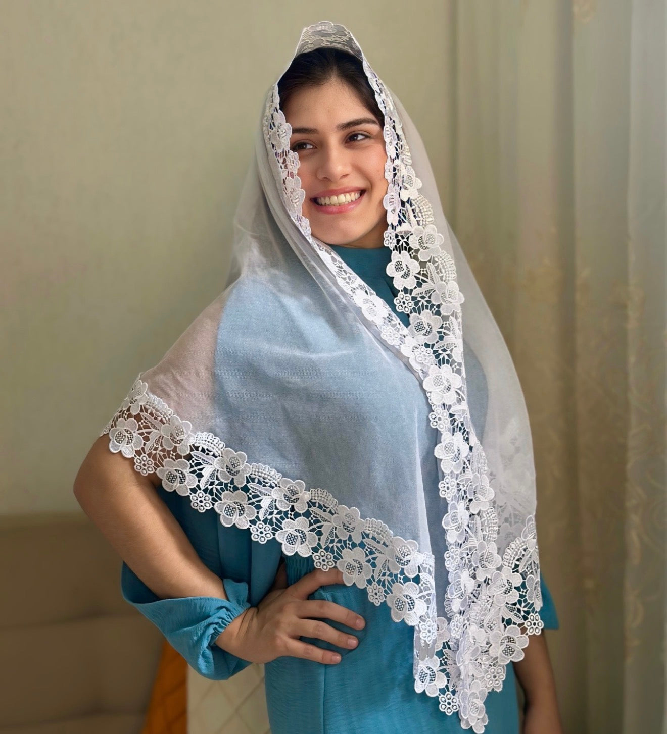 Véu CCB, em guipir largo de flores - Serena