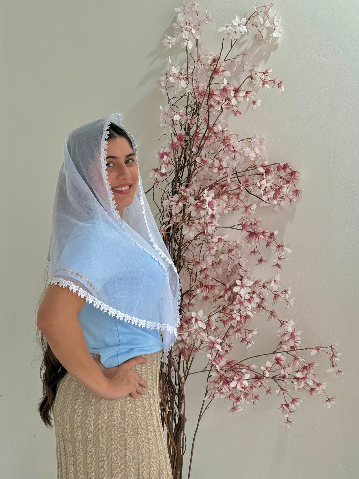 Véu CCB, com guipir estreito de laços e aplique de laço nas costas - Luna