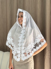 Véu CCB, com apliques no entremeio de flores - Sol