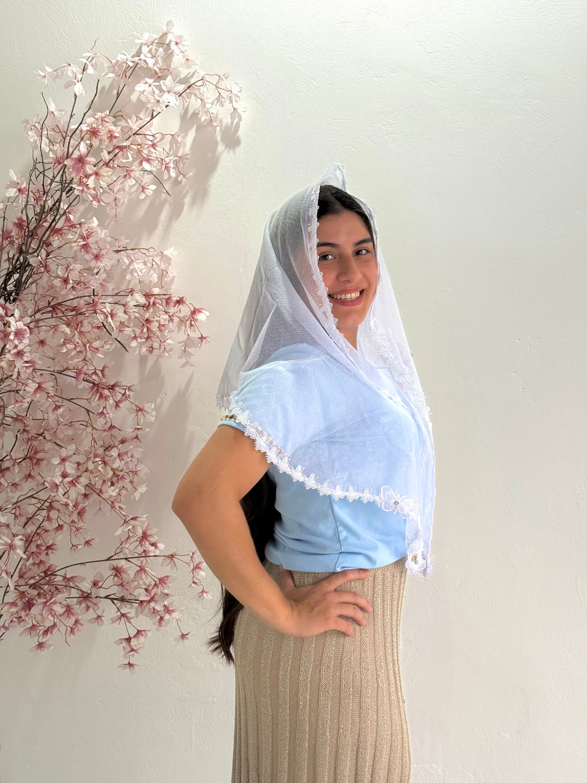 Véu CCB, com guipir estreito de borboleta, em um recorte em ondas com apliques de borboleta em 3D - Adeline