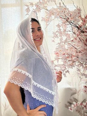 Véu CCB, com guipir de lacinhos estreitos e acabamento em Poá - Isis