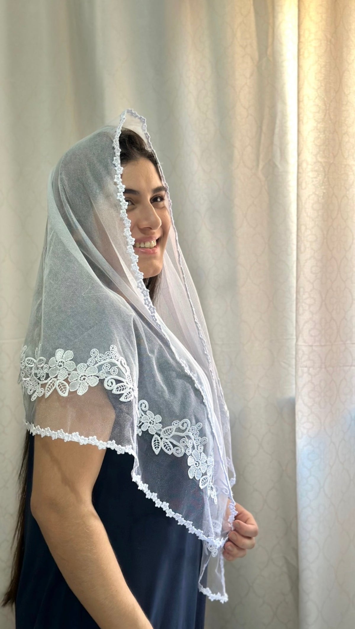 Véu CCB, com entremeio francês e apliques com ramos de flores - Marisa