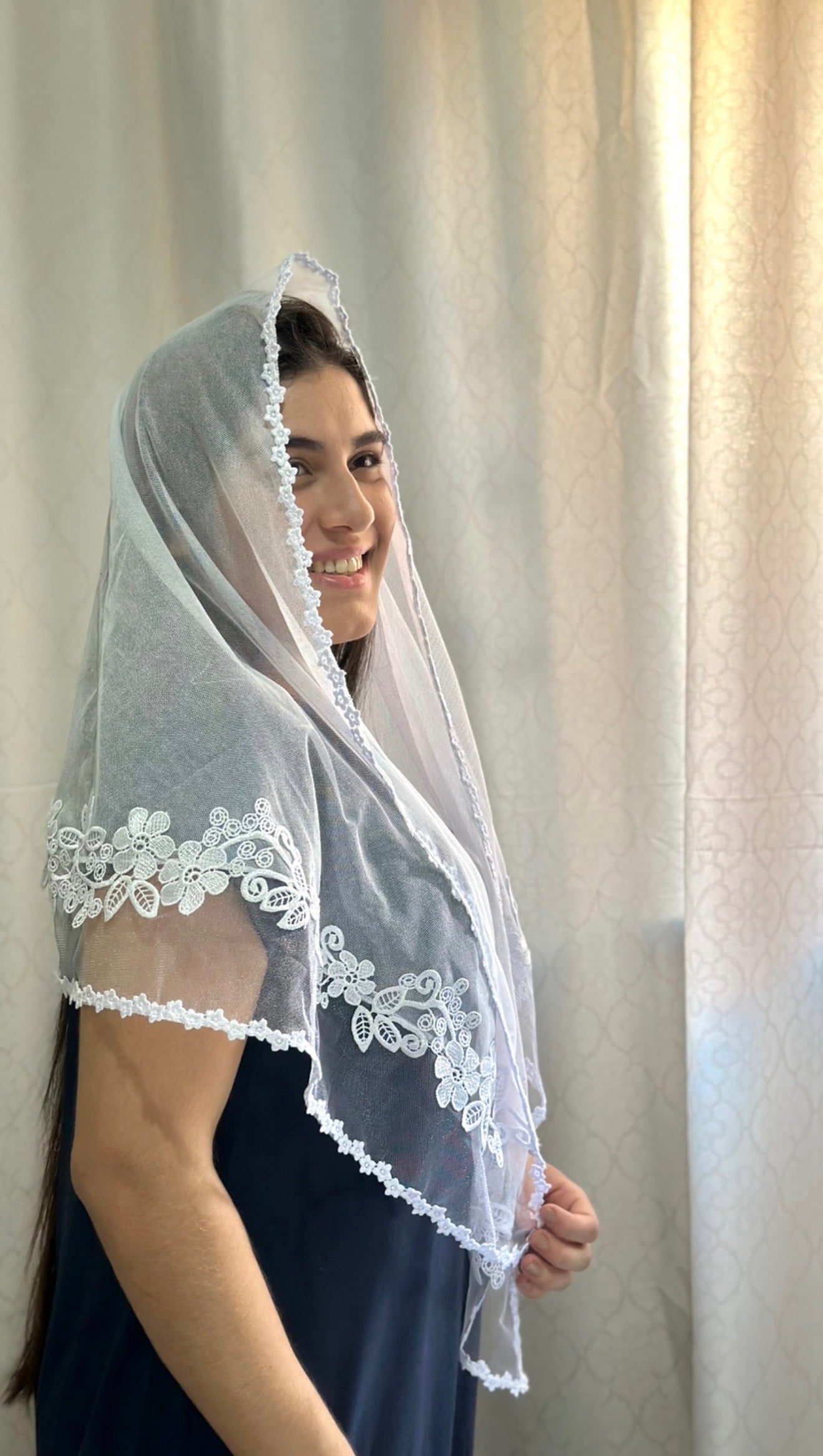 Véu CCB, com entremeio francês e apliques com ramos de flores - Marisa