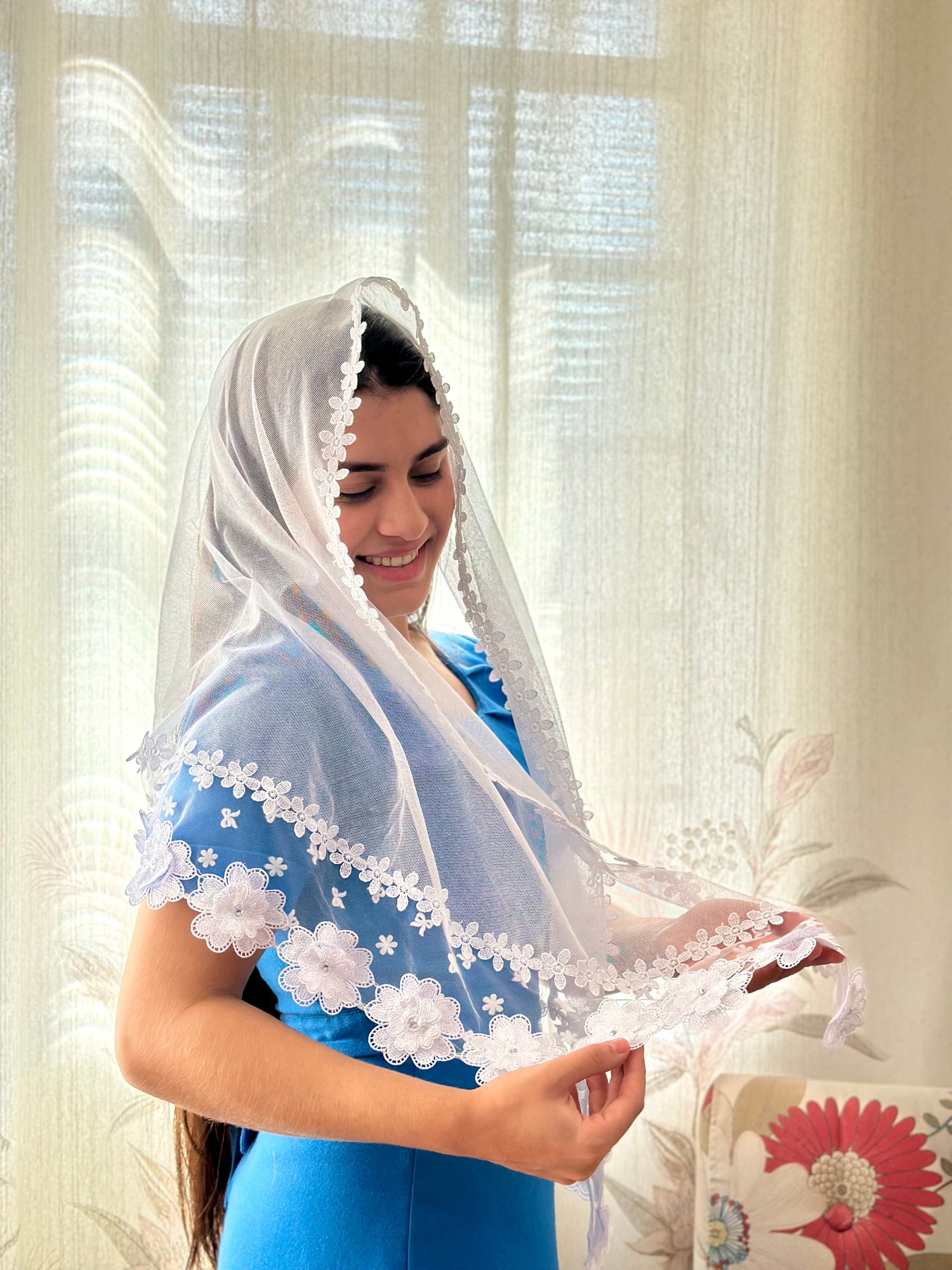 Véu CCB, com entremeio de flores e guipir em 3D - Graça