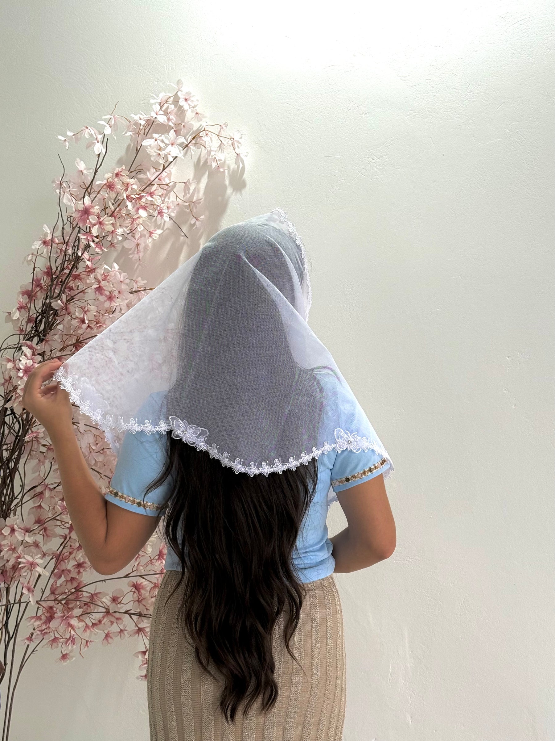 Véu CCB, com guipir estreito de borboleta, em um recorte em ondas com apliques de borboleta em 3D - Adeline