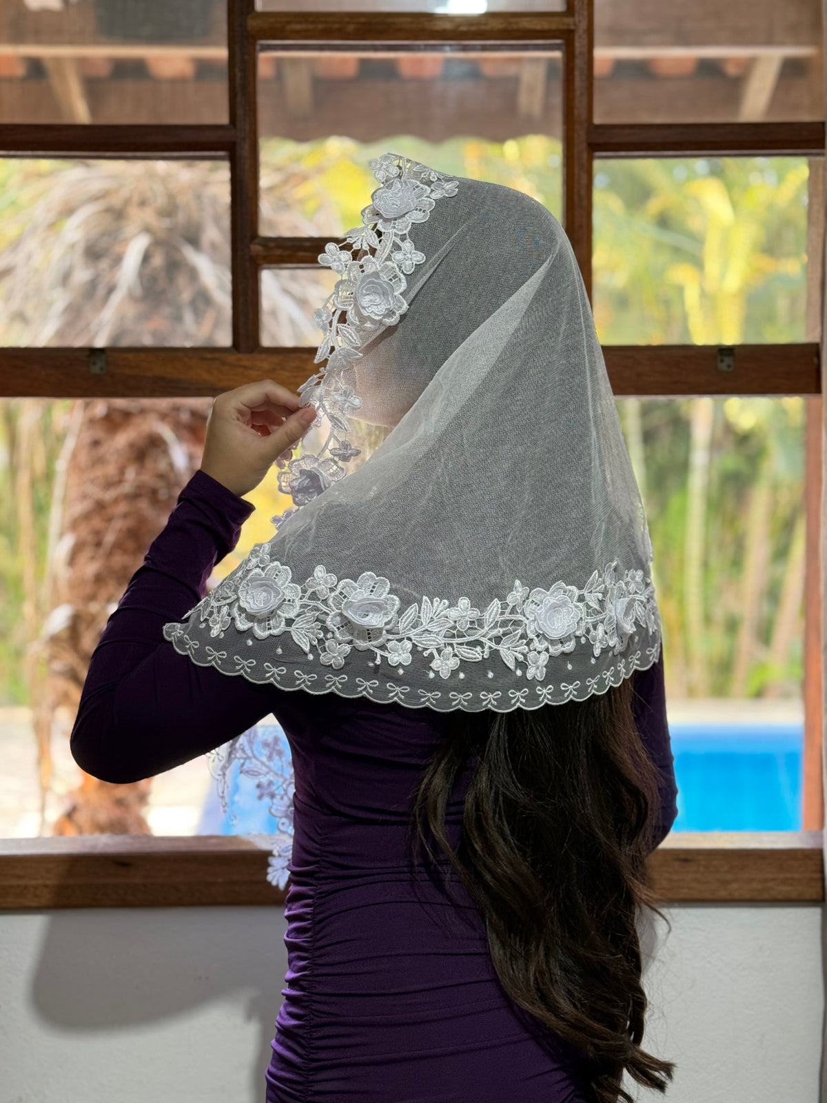 Véu CCB, em tule de algodão, com apliques de flores em 3D -Júlia