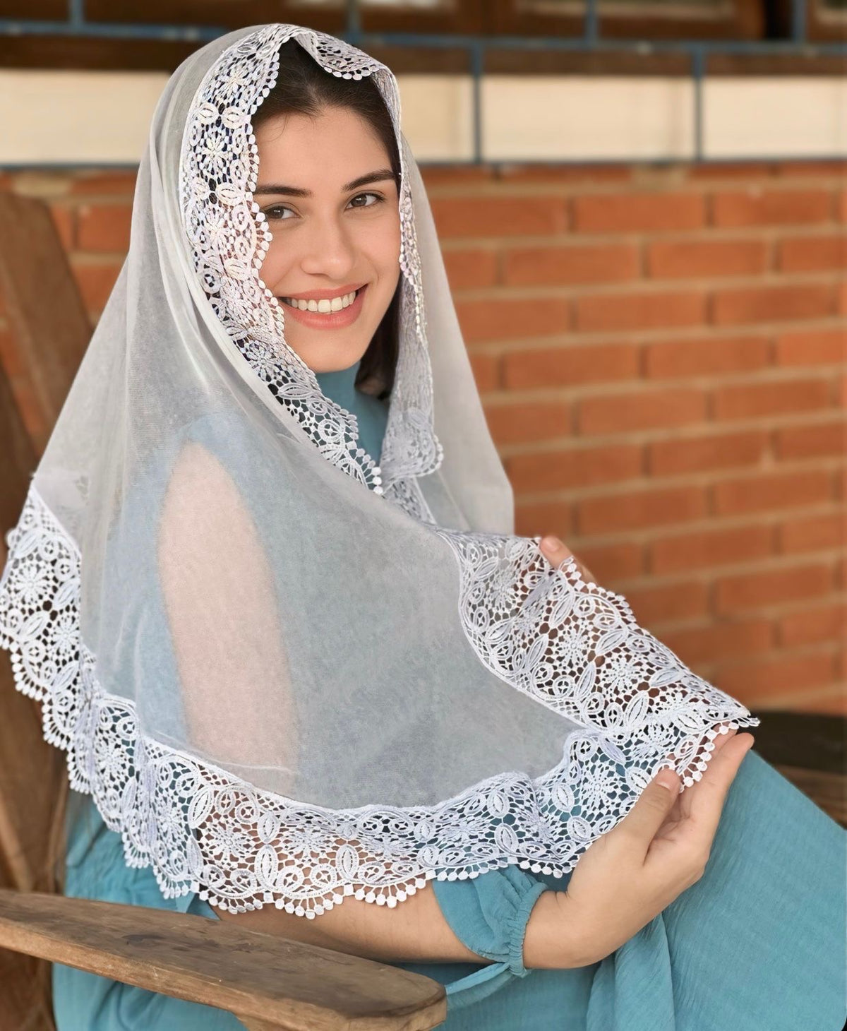 Véu CCB, em Guipir largo com apliques nas costas - Milena