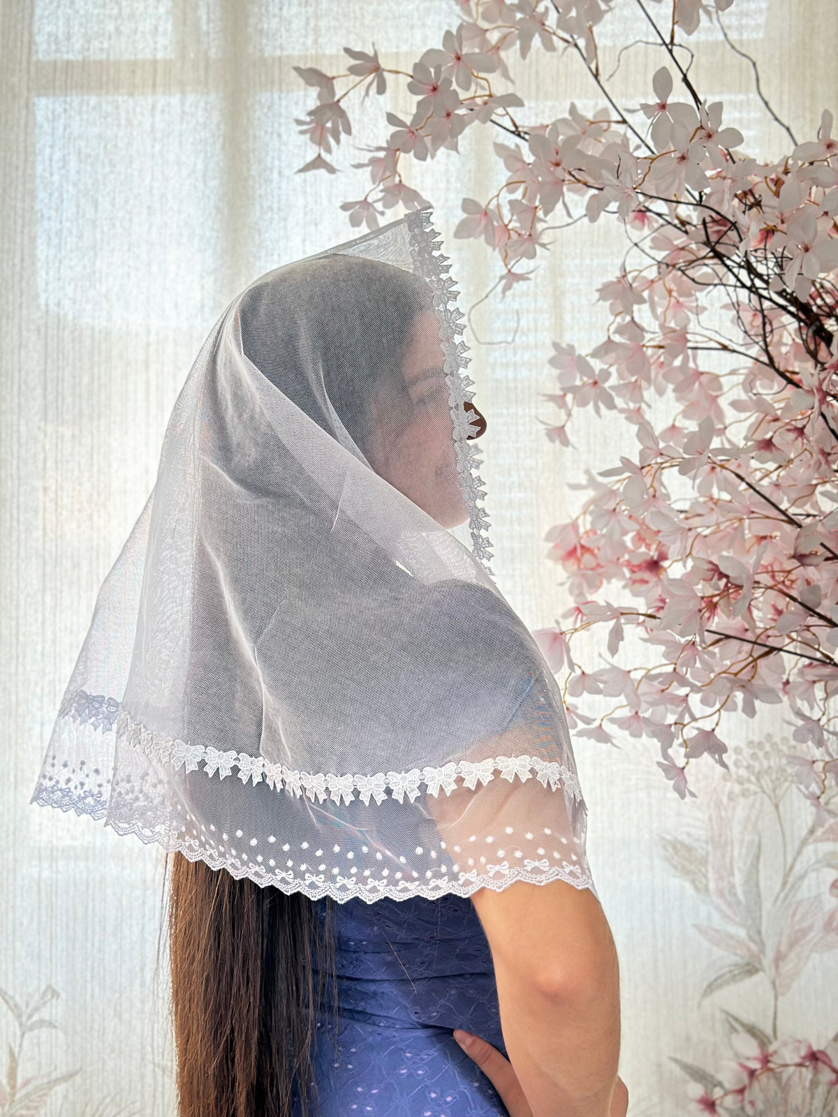 Véu CCB, com guipir de lacinhos estreitos e acabamento em Poá - Isis