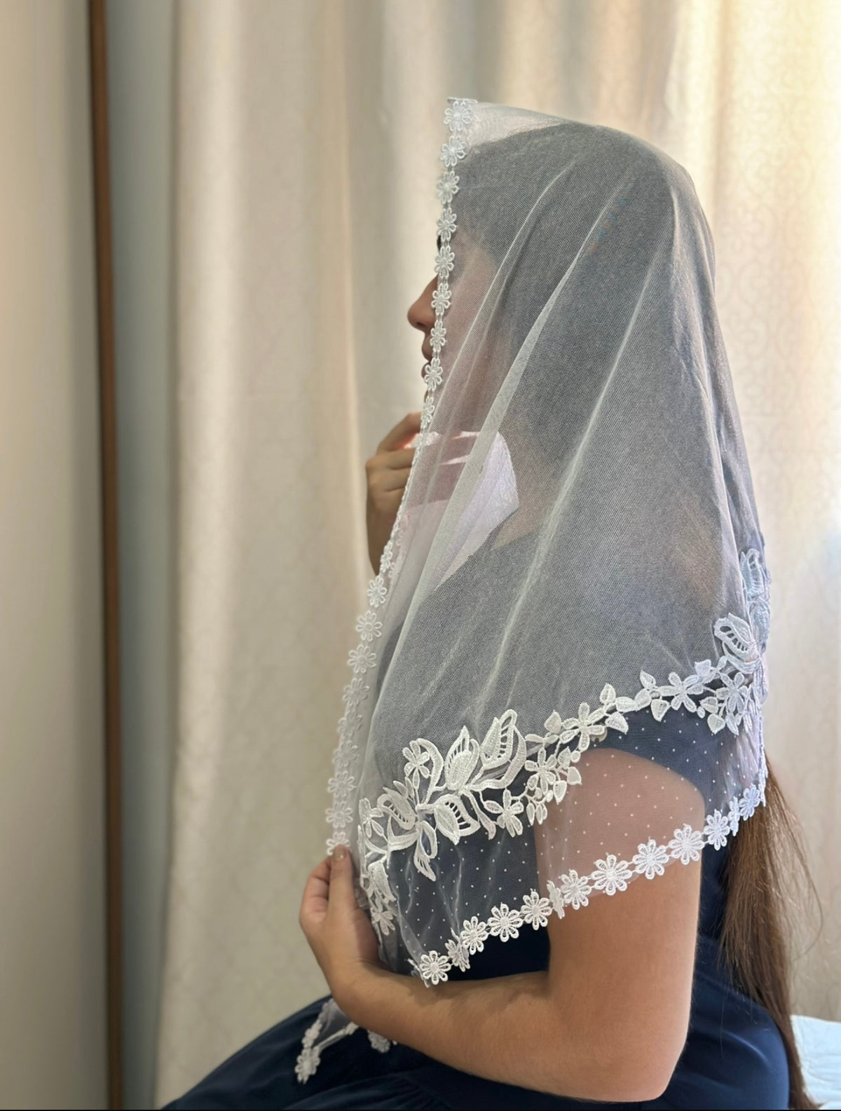 Véu CCB, com entremeio de Poá de bolinhas e apliques de flores -Josi