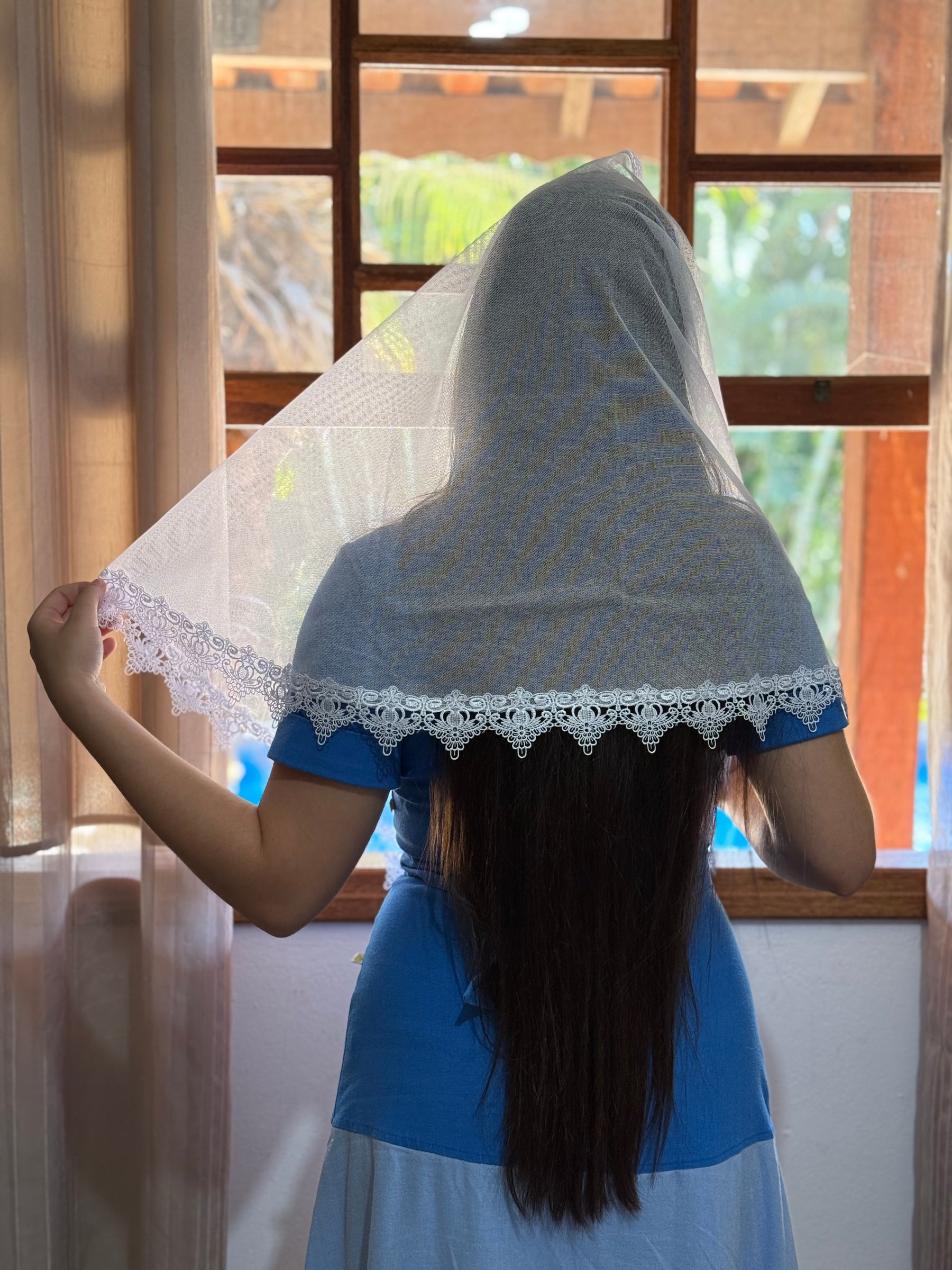 Véu CCB, em tule de algodão com guipir delicado - Lauriane