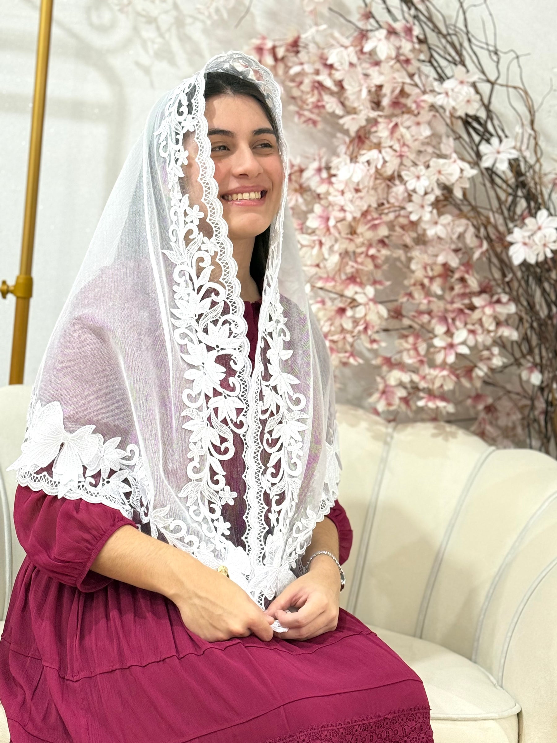 Véu CCB - Com aplique de flores e laços, com entremeio francês, Mical
