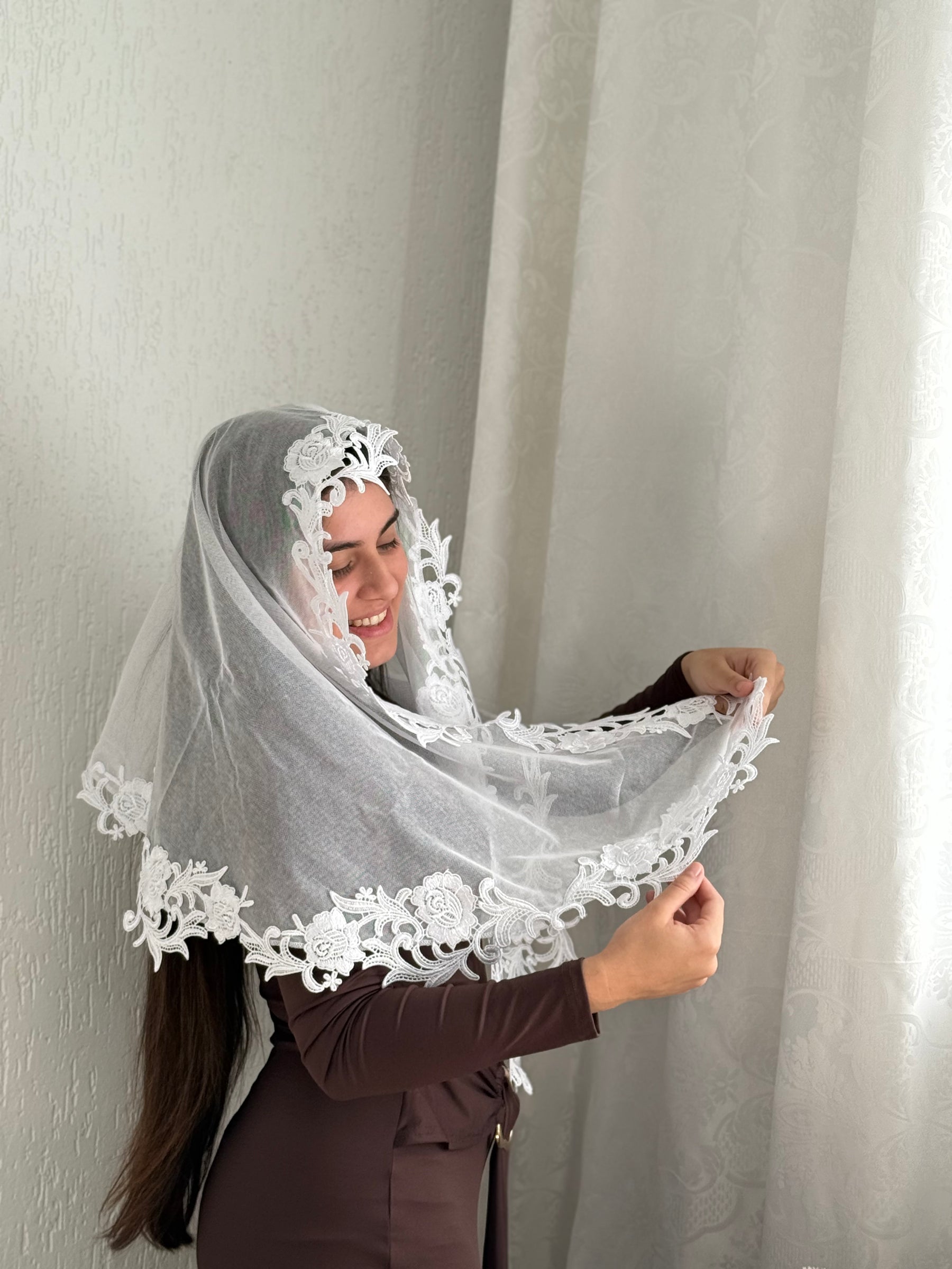 Véu CCB, Com apliques de flores - Rosa de Saron