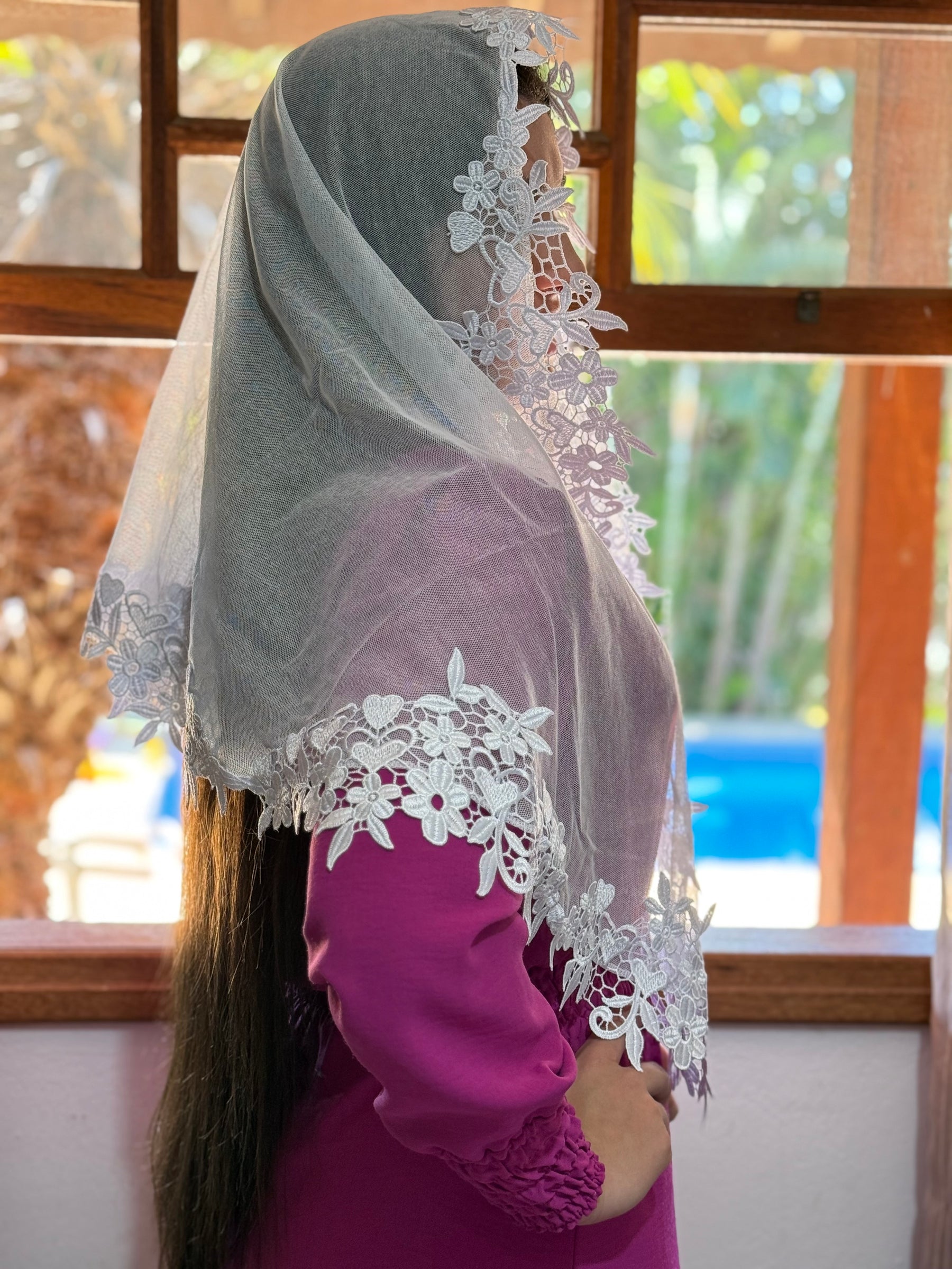 Véu CCB, em algodão, com apliques de flores - Lara