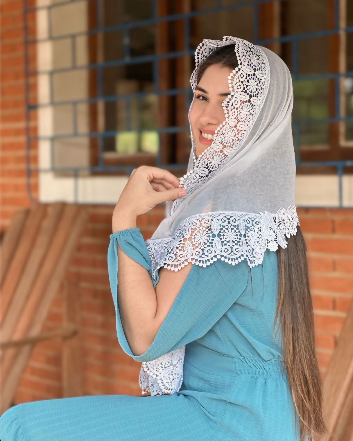 Véu CCB, em Guipir largo com apliques nas costas - Milena