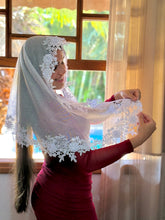 Véu CCB, com apliques florais - Denise