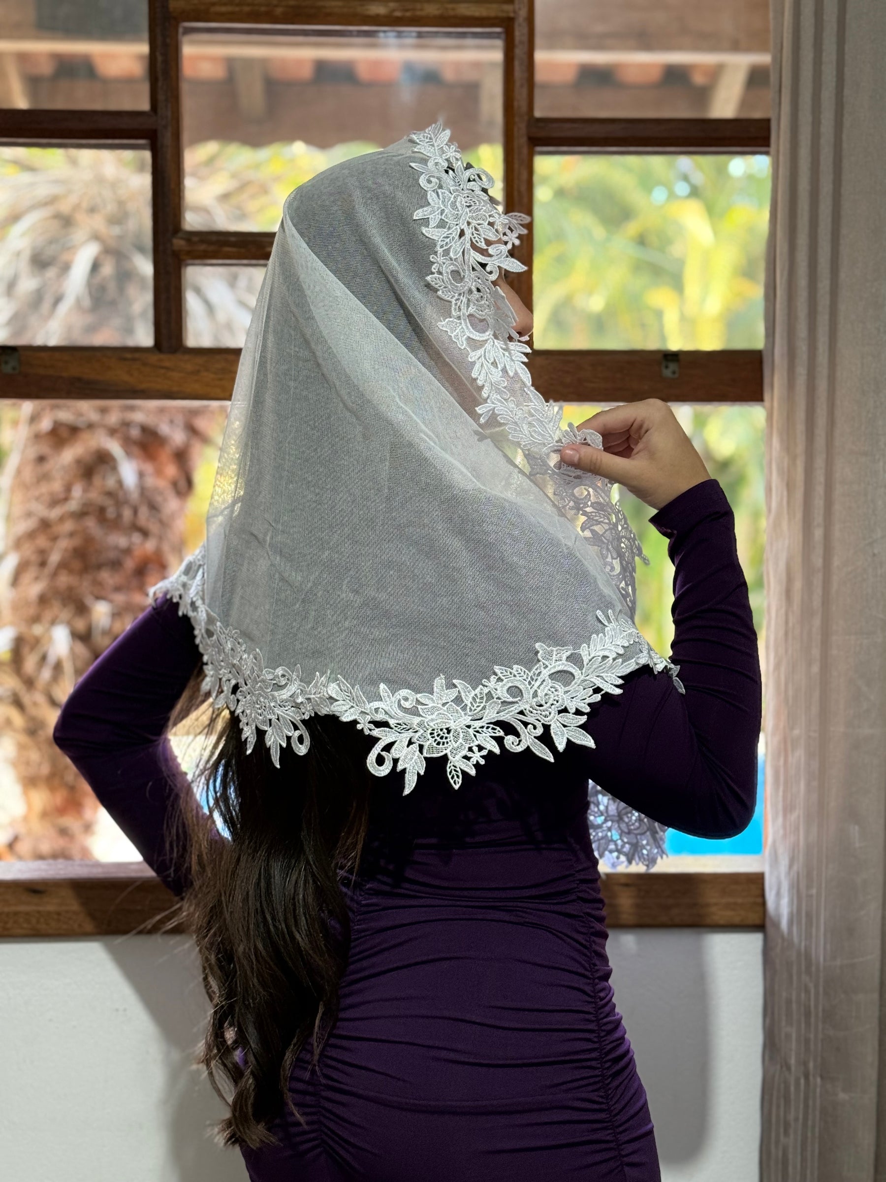 Véu CCB, em tule de algodão, com apliques de flores - Diana