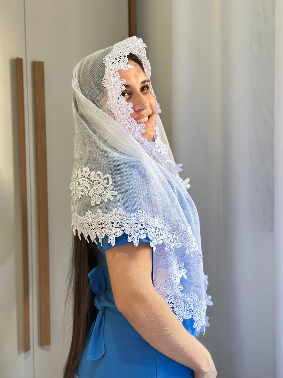 Véu CCB, com guipir médio de flores, com apliques nas costas - Ana Paula