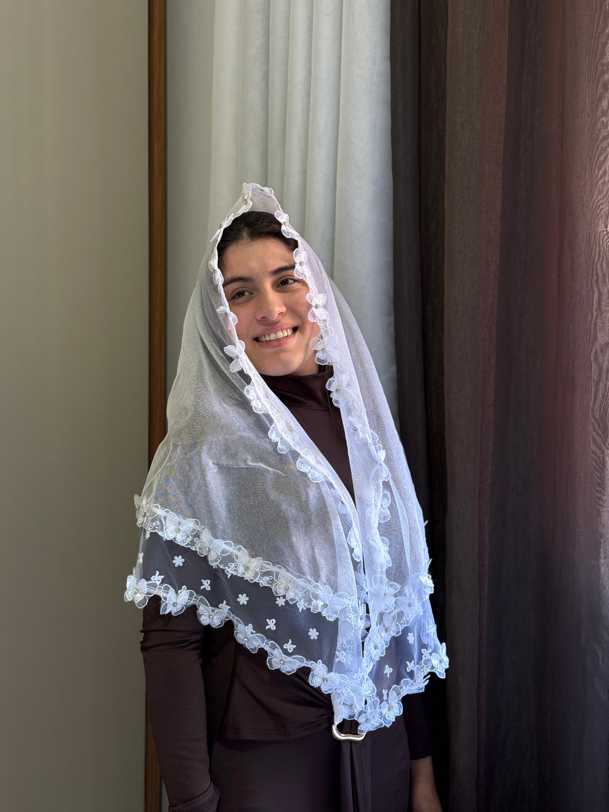 Véu CCB, com entremeio e guipir 3D de borboletas - Vitória