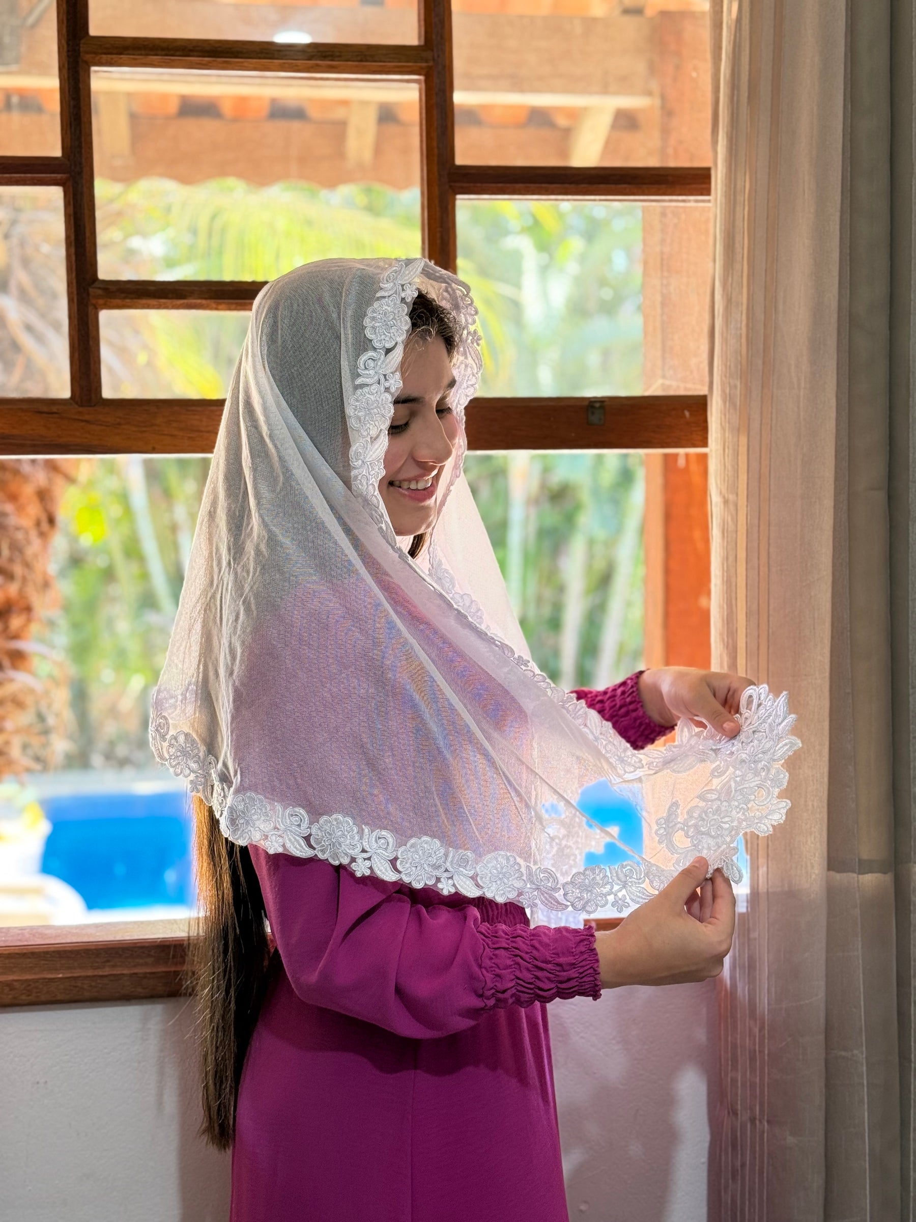 Véu CCB, em tule de algodão, com Guipir de sutachê - Jardim de Flores