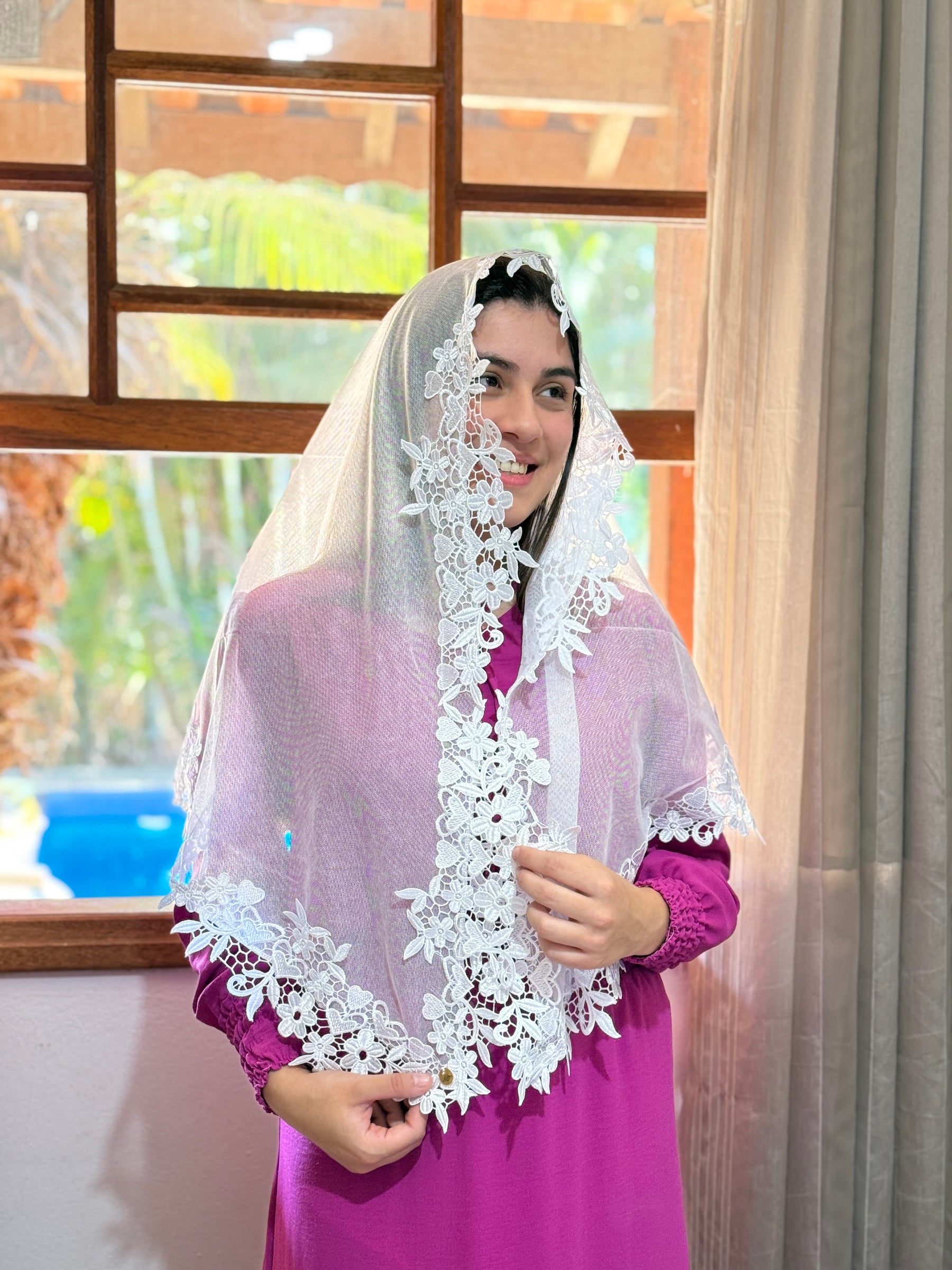 Véu CCB, em algodão, com apliques de flores - Lara