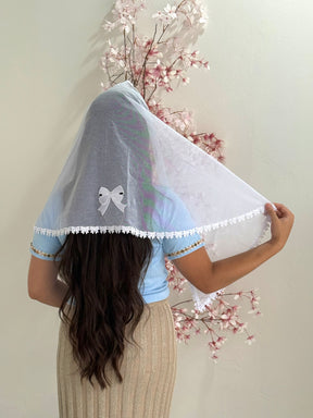 Véu CCB, com guipir estreito de laços e aplique de laço nas costas - Luna