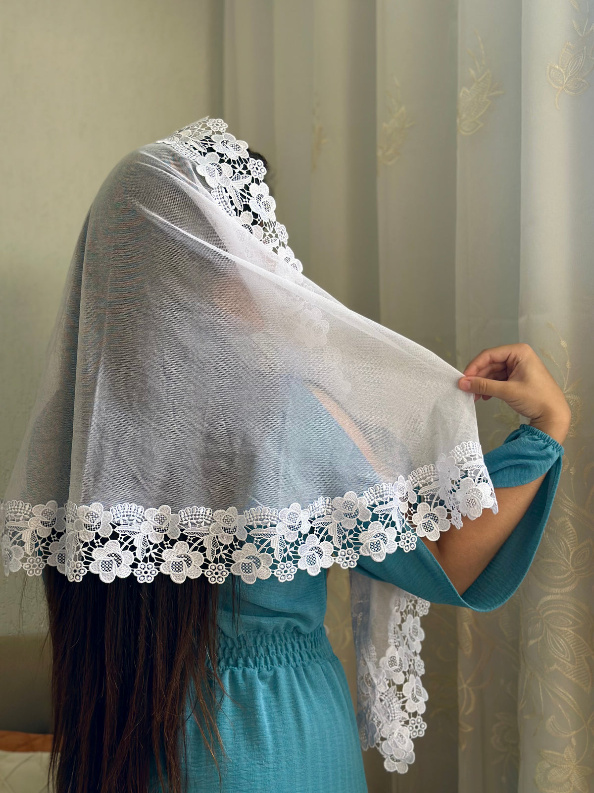 Véu CCB, em guipir largo de flores - Serena