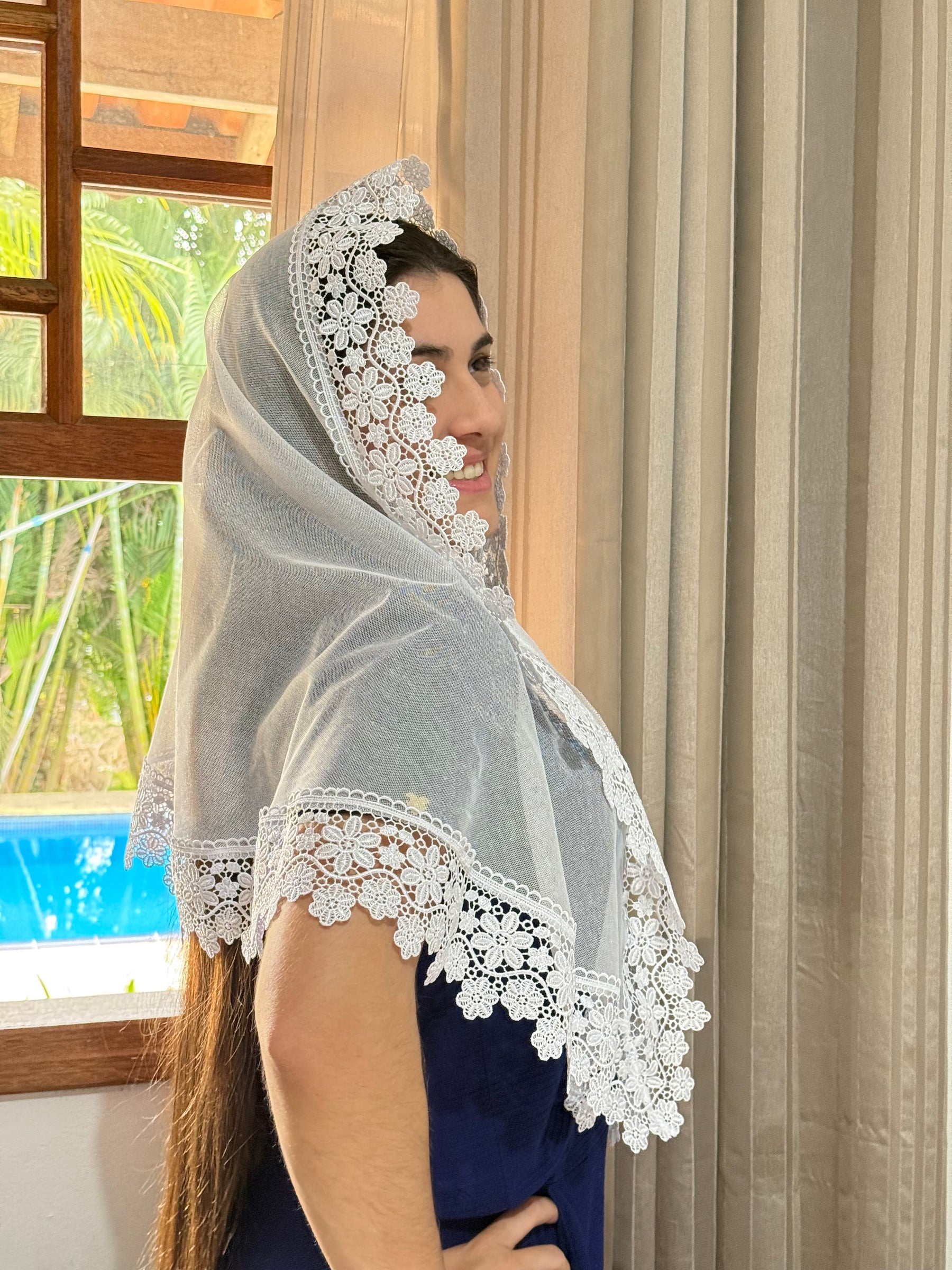 Véu CCB, em tule de algodão com Guipir largo -Lauren