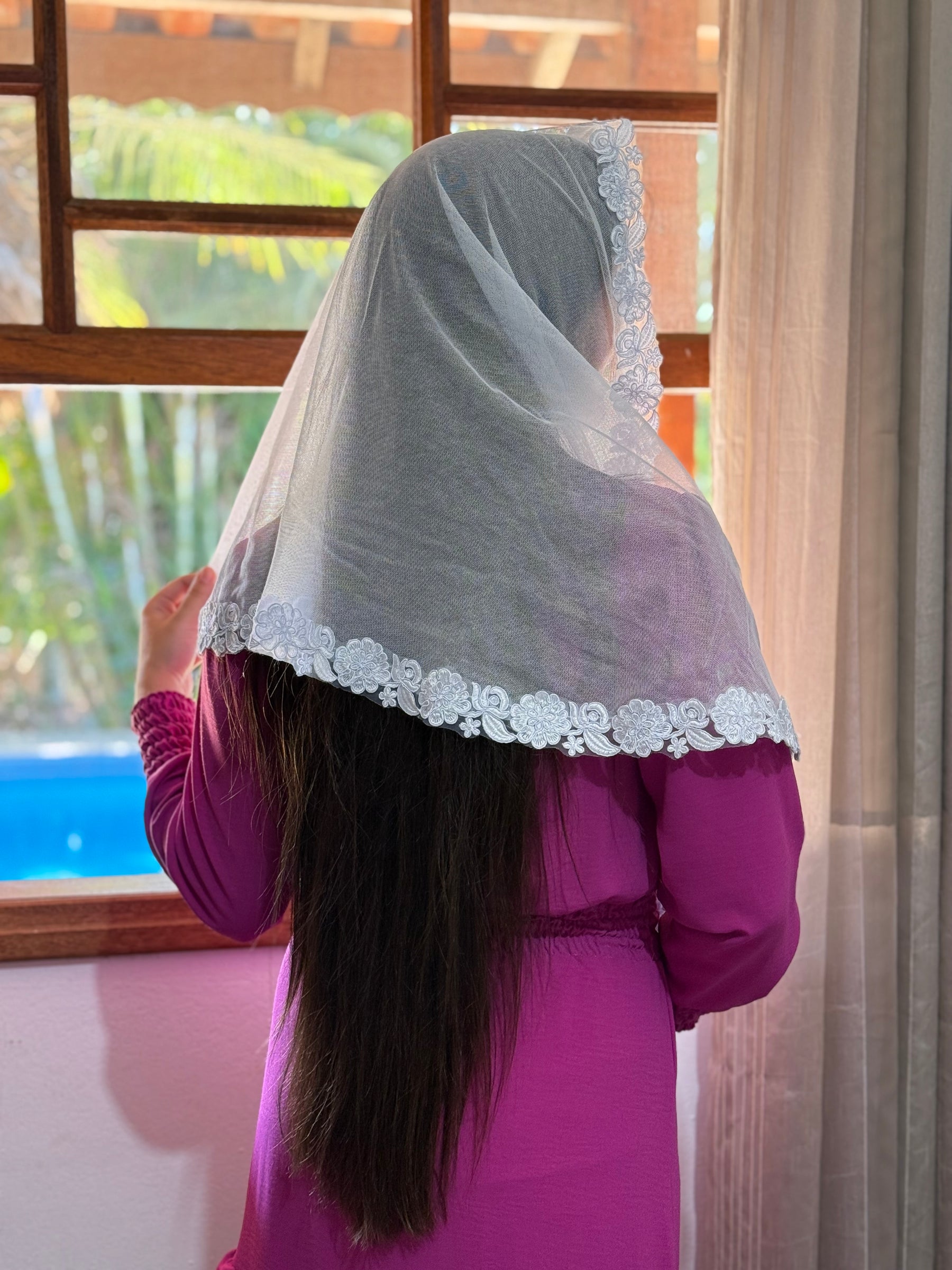 Véu CCB, em tule de algodão, com Guipir de sutachê - Jardim de Flores